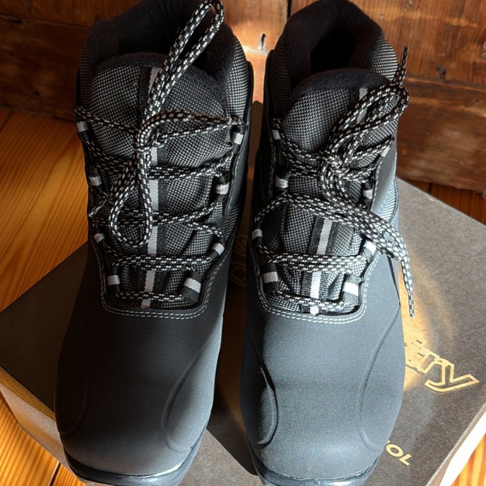 New Women’s size 6.5 Rossignol Black XC (Cross Country Skiing) Touring Boot.